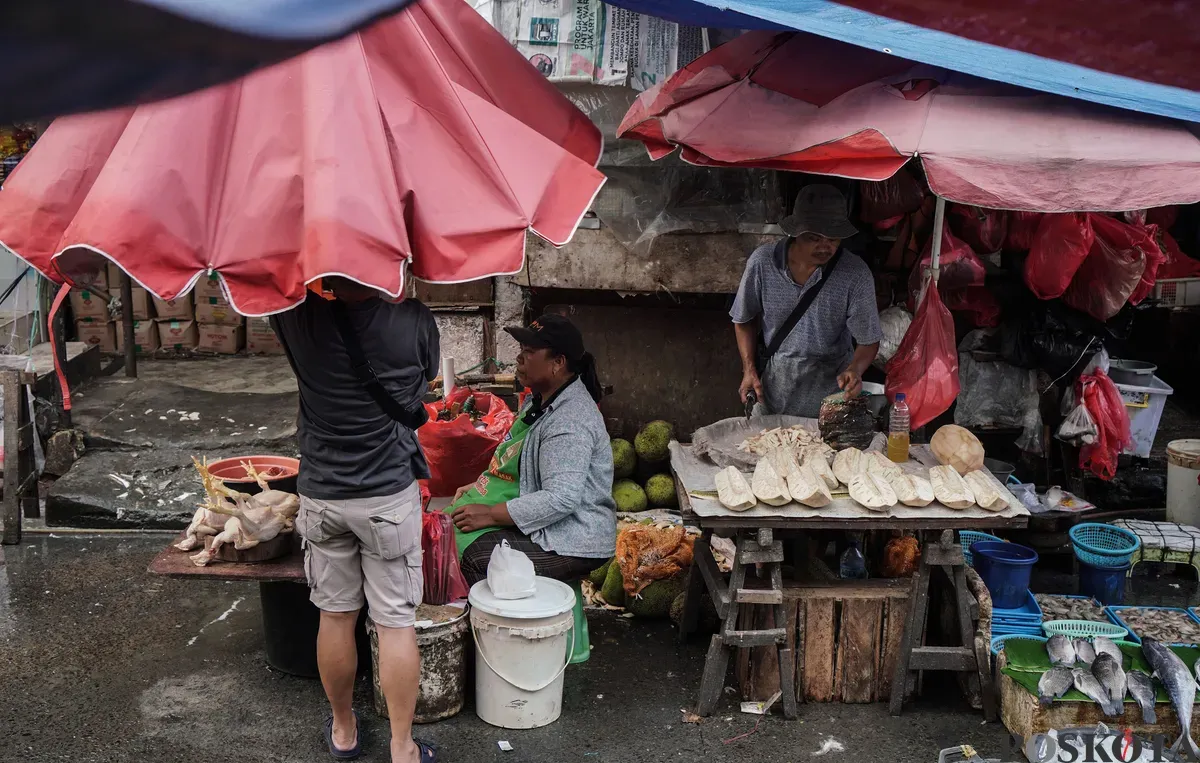 Pedagang sayuran bersiap membuka payung tenda di Pasar Kebayoran Lama, Jakarta Selatan, Senin, 23 Juni 2025. (Sumber: Poskota/Bilal Nugraha Ginanjar)