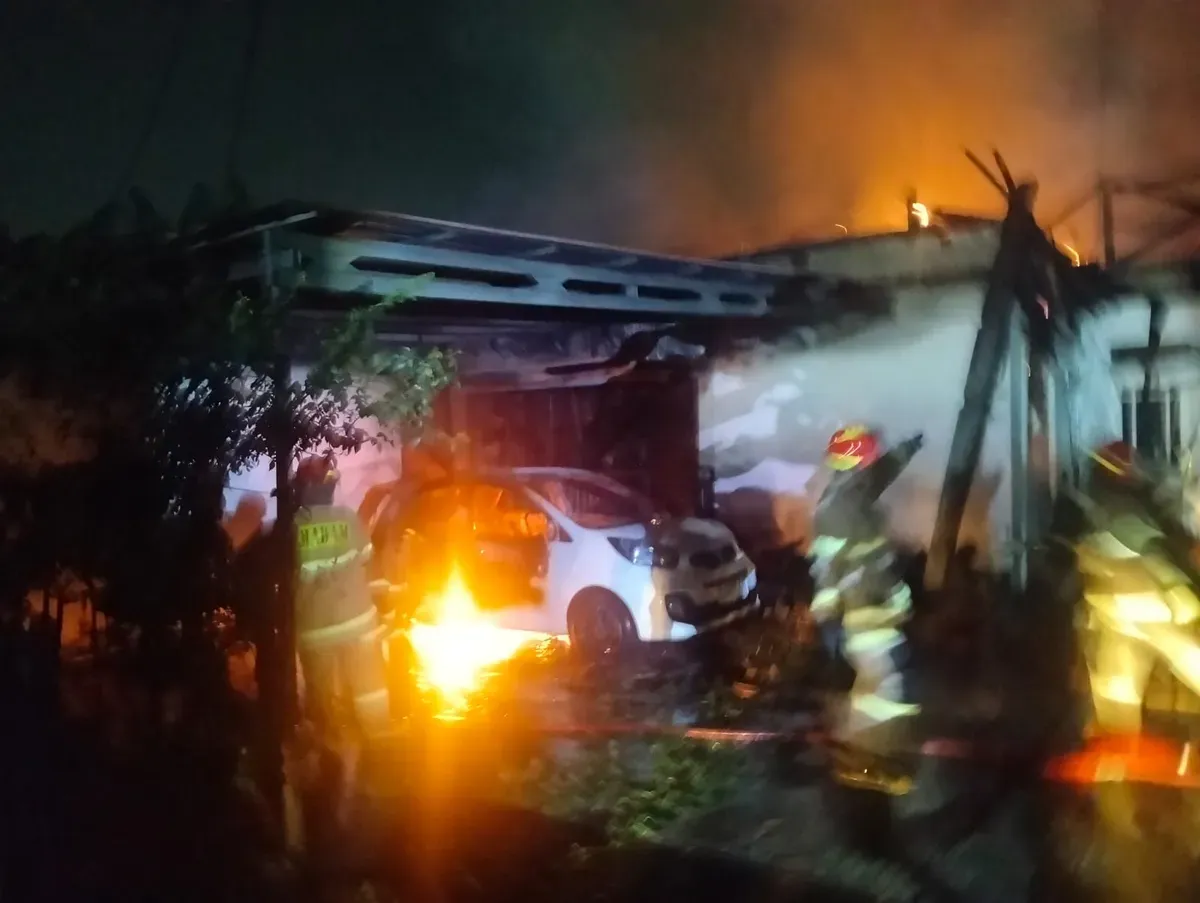 Api besar membakar rumah dan mobil di Beji, Kota Depok, Rabu, 25 Juni 2025, dini hari. (Sumber: Polsek Beji)