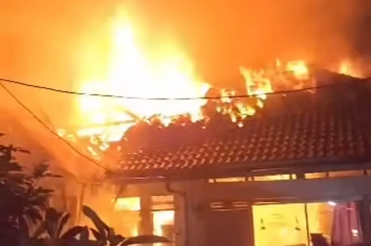 Api membesar terlihat membakar rumah di Jalan Mawar, Kelurahan Depok, Rabu dini hari, 25 Juni 2025. (Sumber: Instagram/@depokfirerescue113)