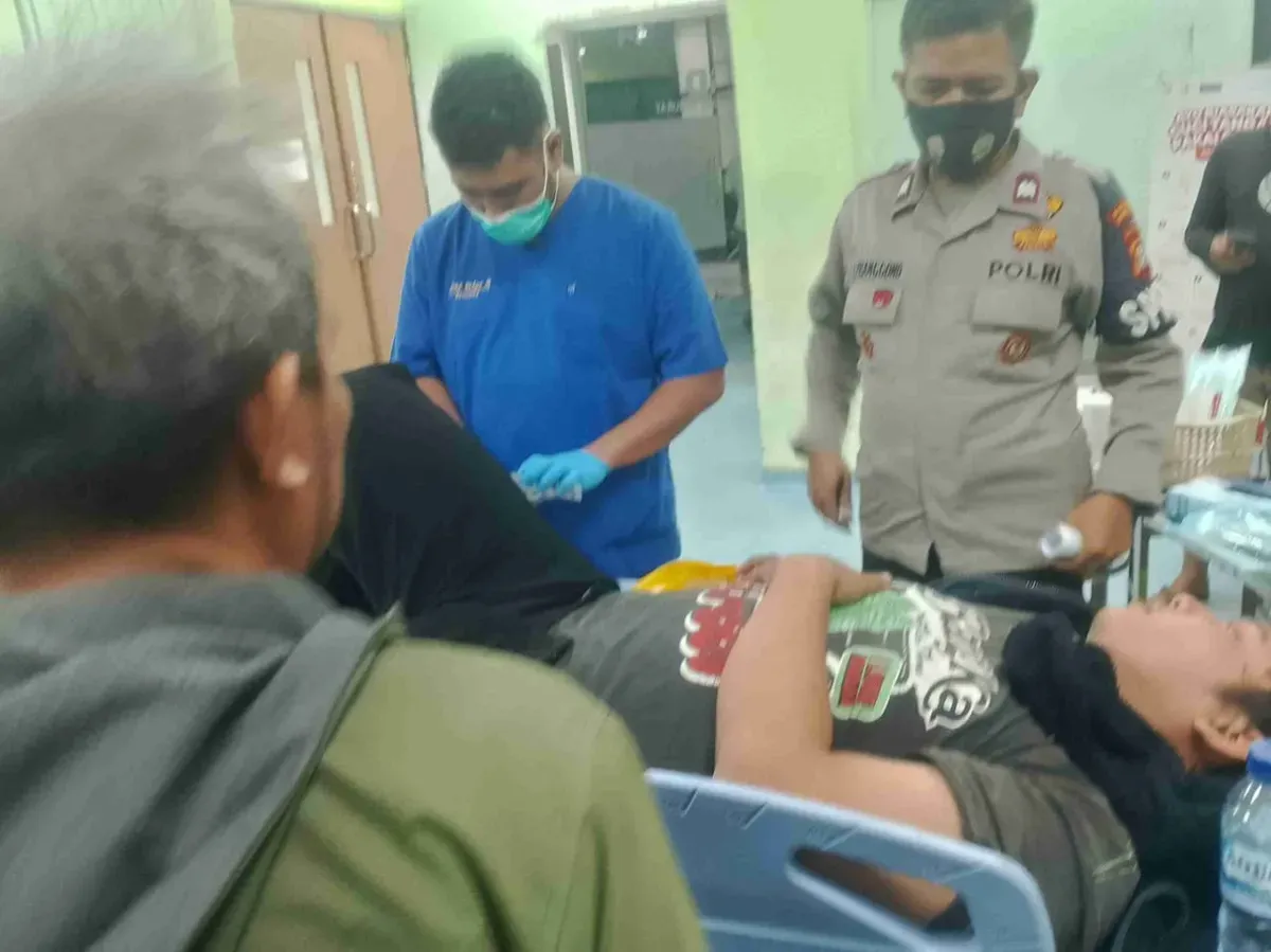 Salah satu nakes menjalani perawatan usai menjadi korban pembacokan di Jalan Raya Arco - Pengasinan, Kecamatan Bojongsari, Kota Depok. (Sumber: Poskota/Angga Pahlevi)
