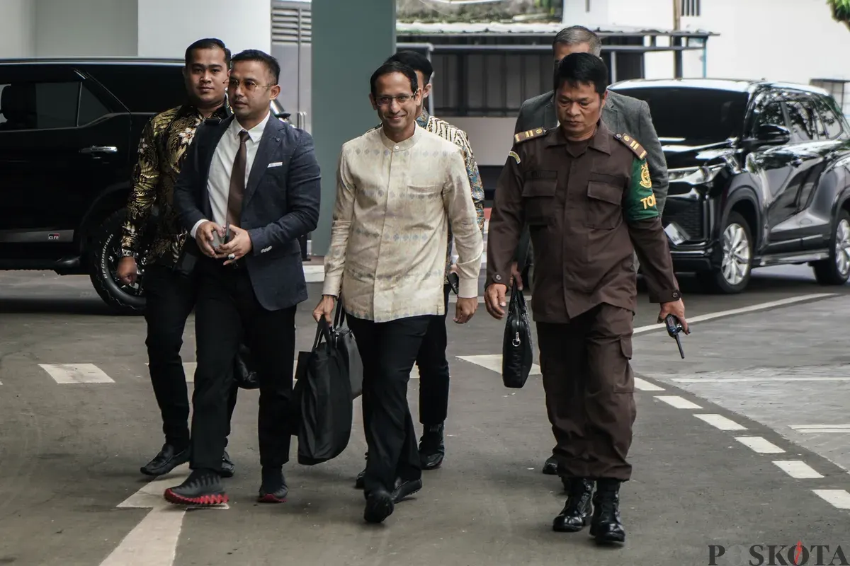 Mantan Menteri Pendidikan, Kebudayaan, Riset, dan Teknologi (Mendikbudristek) 2019-2024 Nadiem Makarim tiba untuk memenuhi panggilan pemeriksaan di Jampidsus, Kejaksaan Agung, Jakarta Selatan, Senin, 23 Januari 2025. (Sumber: Poskota/Bilal Nugraha Ginanjar)