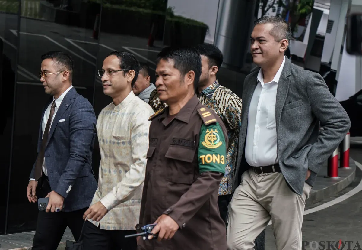 Mantan Menteri Pendidikan, Kebudayaan, Riset, dan Teknologi (Mendikbudristek) 2019-2024 Nadiem Makarim tiba untuk memenuhi panggilan pemeriksaan di Jampidsus, Kejaksaan Agung, Jakarta Selatan, Senin, 23 Januari 2025. (Sumber: Poskota/Bilal Nugraha Ginanjar)