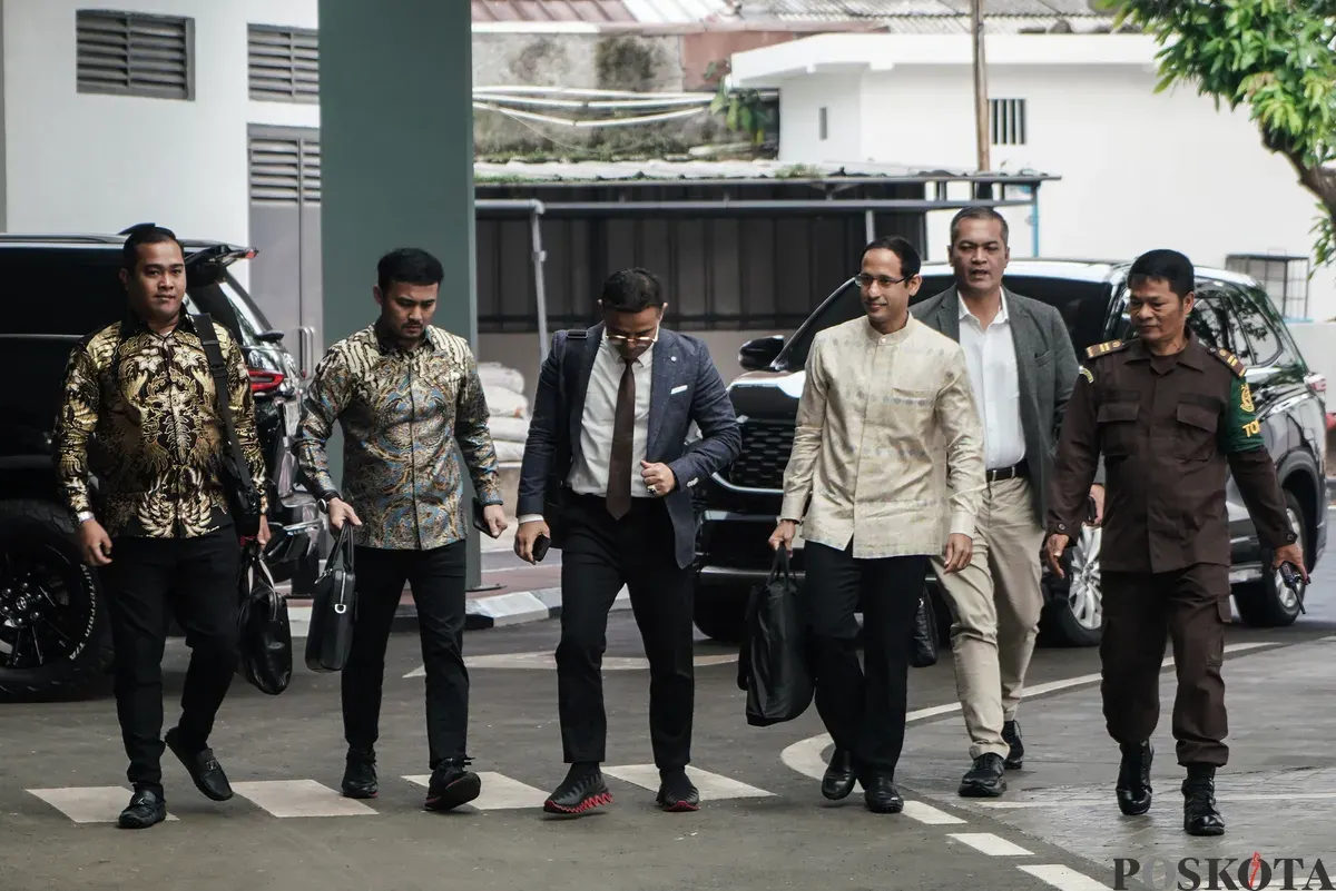 Mantan Menteri Pendidikan, Kebudayaan, Riset, dan Teknologi (Mendikbudristek) 2019-2024 Nadiem Makarim tiba untuk memenuhi panggilan pemeriksaan di Jampidsus, Kejaksaan Agung, Jakarta Selatan, Senin, 23 Januari 2025. (Sumber: Poskota/Bilal Nugraha Ginanjar)