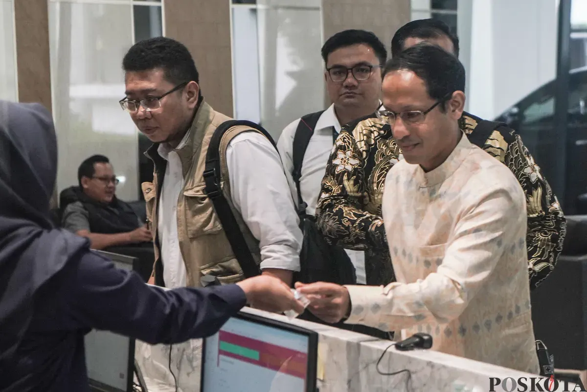 Mantan Menteri Pendidikan, Kebudayaan, Riset, dan Teknologi (Mendikbudristek) 2019-2024 Nadiem Makarim tiba untuk memenuhi panggilan pemeriksaan di Jampidsus, Kejaksaan Agung, Jakarta Selatan, Senin, 23 Januari 2025. (Sumber: Poskota/Bilal Nugraha Ginanjar)