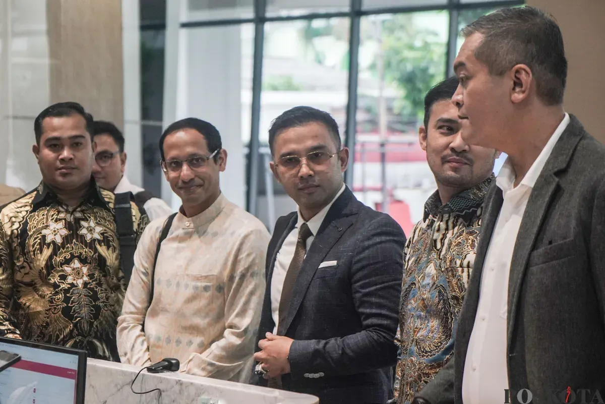 Mantan Menteri Pendidikan, Kebudayaan, Riset, dan Teknologi (Mendikbudristek) 2019-2024 Nadiem Makarim tiba untuk memenuhi panggilan pemeriksaan di Jampidsus, Kejaksaan Agung, Jakarta Selatan, Senin, 23 Januari 2025. (Sumber: Poskota/Bilal Nugraha Ginanjar)
