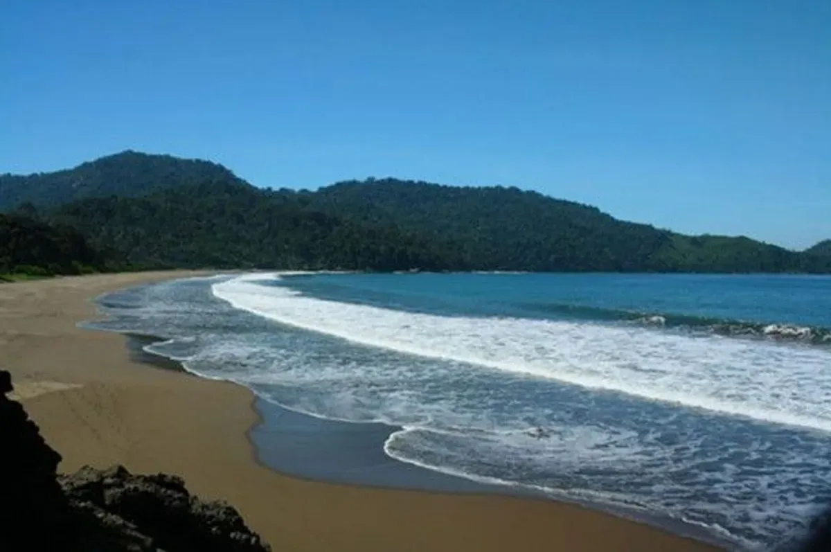 Pagi hari di Pantai Pancur menawarkan suasana yang menenangkan, ideal untuk kontemplasi dan menikmati udara segar pegunungan dan pantai secara bersamaan. (Sumber: Pinterest)