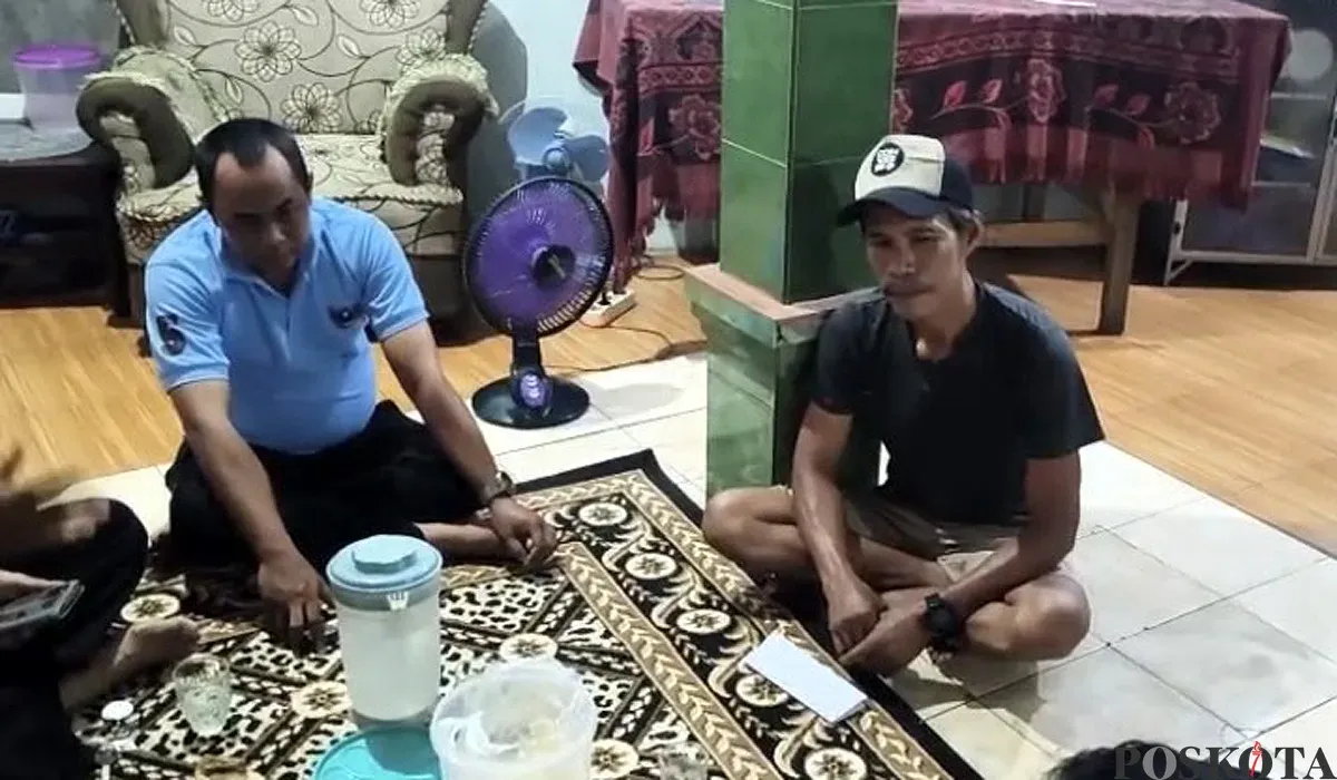Pelaku B (mengenakan topi) saat diamankan setelah mengakui perbuatan cabul kepada seorang bocah perempuan berusia 12 tahun. (Sumber: POSKOTA | Foto: Primayanti)