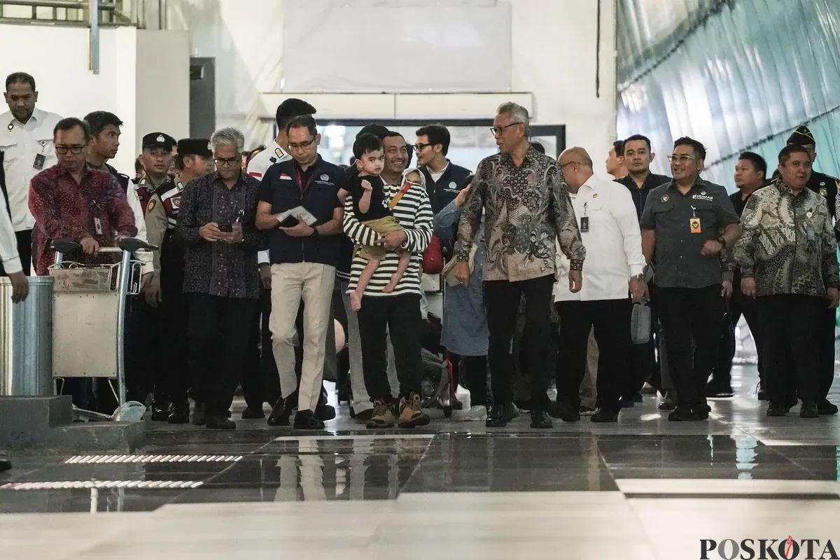 Sejumlah Warga Negara Indonesia (WNI) asal Samarinda keluar bandara setelah tiba dari Iran di Bandara Soekarno Hatta Tangerang, Banten, 24 Juni 2025. (Sumber: Poskota/Bilal Nugraha Ginanjar)
