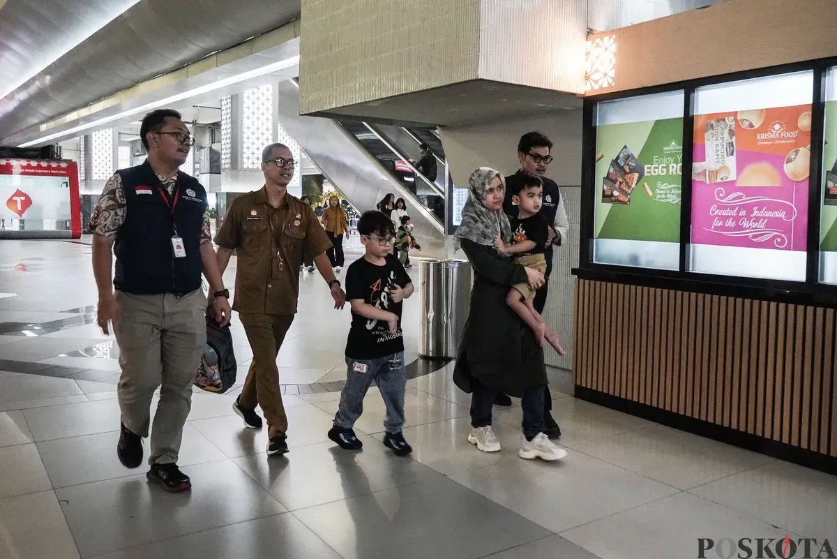 Sejumlah Warga Negara Indonesia (WNI) asal Samarinda keluar bandara setelah tiba dari Iran di Bandara Soekarno Hatta Tangerang, Banten, 24 Juni 2025. (Sumber: Poskota/Bilal Nugraha Ginanjar)