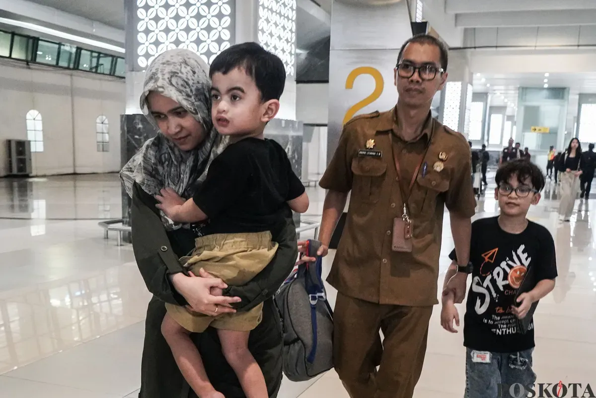 Sejumlah Warga Negara Indonesia (WNI) asal Samarinda keluar bandara setelah tiba dari Iran di Bandara Soekarno Hatta Tangerang, Banten, 24 Juni 2025. (Sumber: Poskota/Bilal Nugraha Ginanjar)
