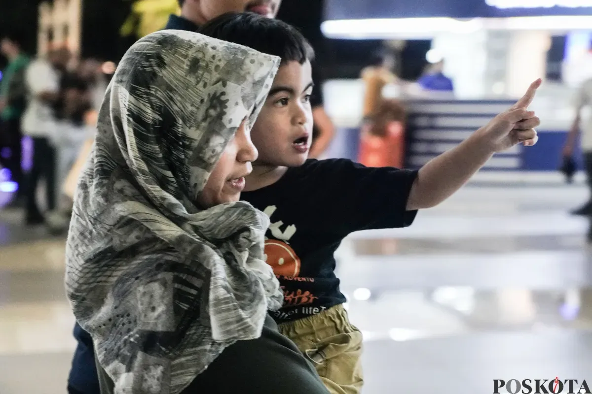 Sejumlah Warga Negara Indonesia (WNI) asal Samarinda keluar bandara setelah tiba dari Iran di Bandara Soekarno Hatta Tangerang, Banten, 24 Juni 2025. (Sumber: Poskota/Bilal Nugraha Ginanjar)