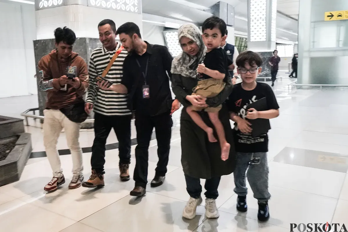 Sejumlah Warga Negara Indonesia (WNI) asal Samarinda keluar bandara setelah tiba dari Iran di Bandara Soekarno Hatta Tangerang, Banten, 24 Juni 2025. (Sumber: Poskota/Bilal Nugraha Ginanjar)