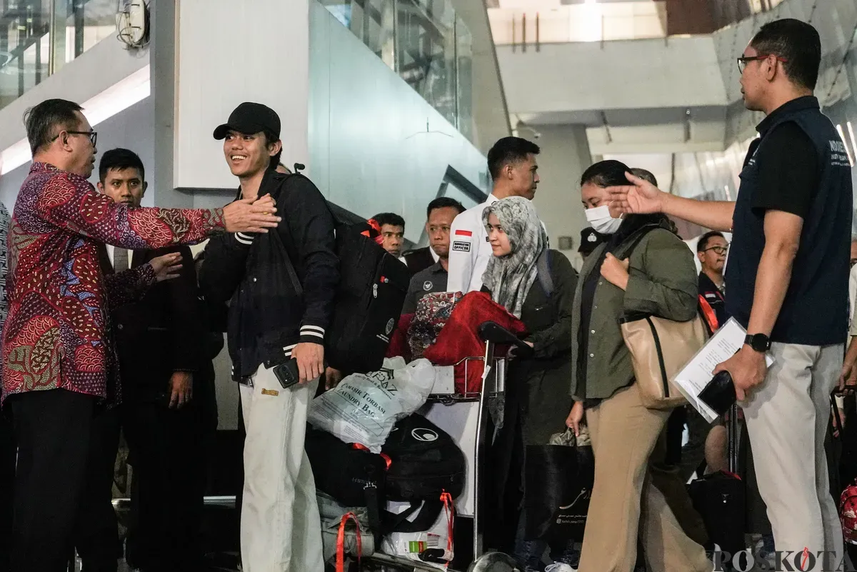 Sejumlah Warga Negara Indonesia (WNI) asal Samarinda keluar bandara setelah tiba dari Iran di Bandara Soekarno Hatta Tangerang, Banten, 24 Juni 2025. (Sumber: Poskota/Bilal Nugraha Ginanjar)
