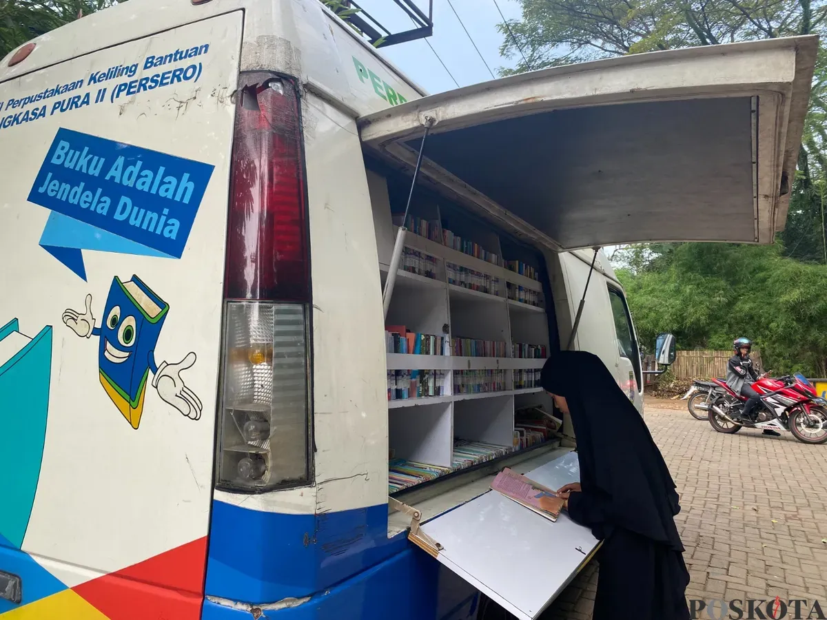 Perpustakaan keliling hadir di Taman Ekspresi, Kecamatan Karawaci, Kota Tangerang saat libur panjang tiba pada Rabu, 25 Juni 2025. (Sumber: Poskota/Nurpini Aulia Rapika)