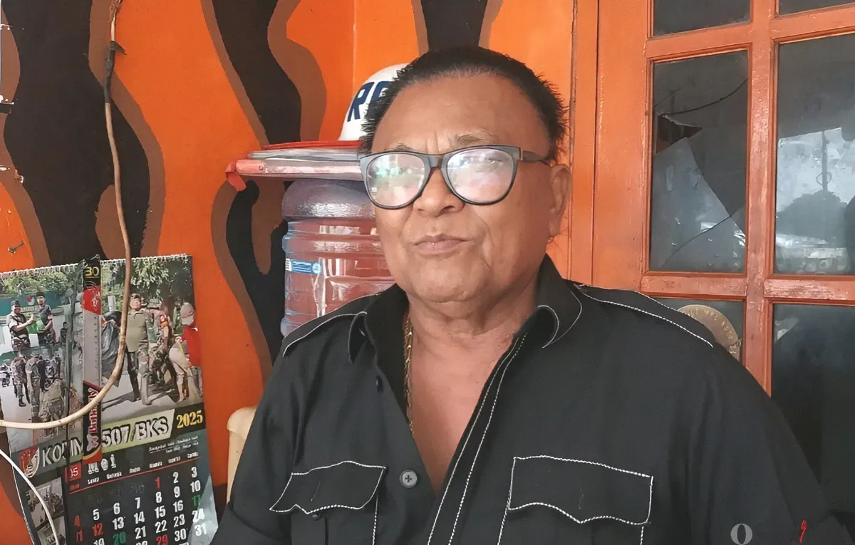 Ketua MPC Pemuda Pancasila (PP) Kota Bekasi, Aries Budiman, mengatakan pihaknya baru akan mengganti seragam jika mendapatkan perintah langsung dari Ketua Umum Pemuda Pancasila. (Sumber: Poskota/Nurpini Aulia Rapika)