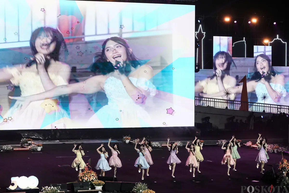 Grup musik JKT 48 tampil pada acara malam puncak HUT ke-498 Jakarta di Lapangan Banteng, Jakarta, Minggu, 22 Juni 2025. (Sumber: Poskota/Bilal Nugraha Ginanjar)