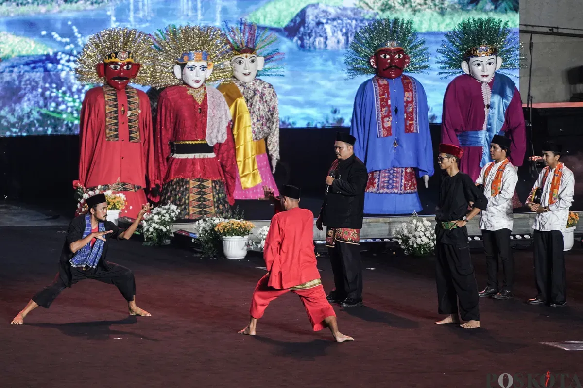 Penampilan palang pintu khas betawi pada acara malam puncak HUT ke-498 Jakarta di Lapangan Banteng, Jakarta, Minggu, 22 Juni 2025. (Sumber: Poskota/Bilal Nugraha Ginanjar)