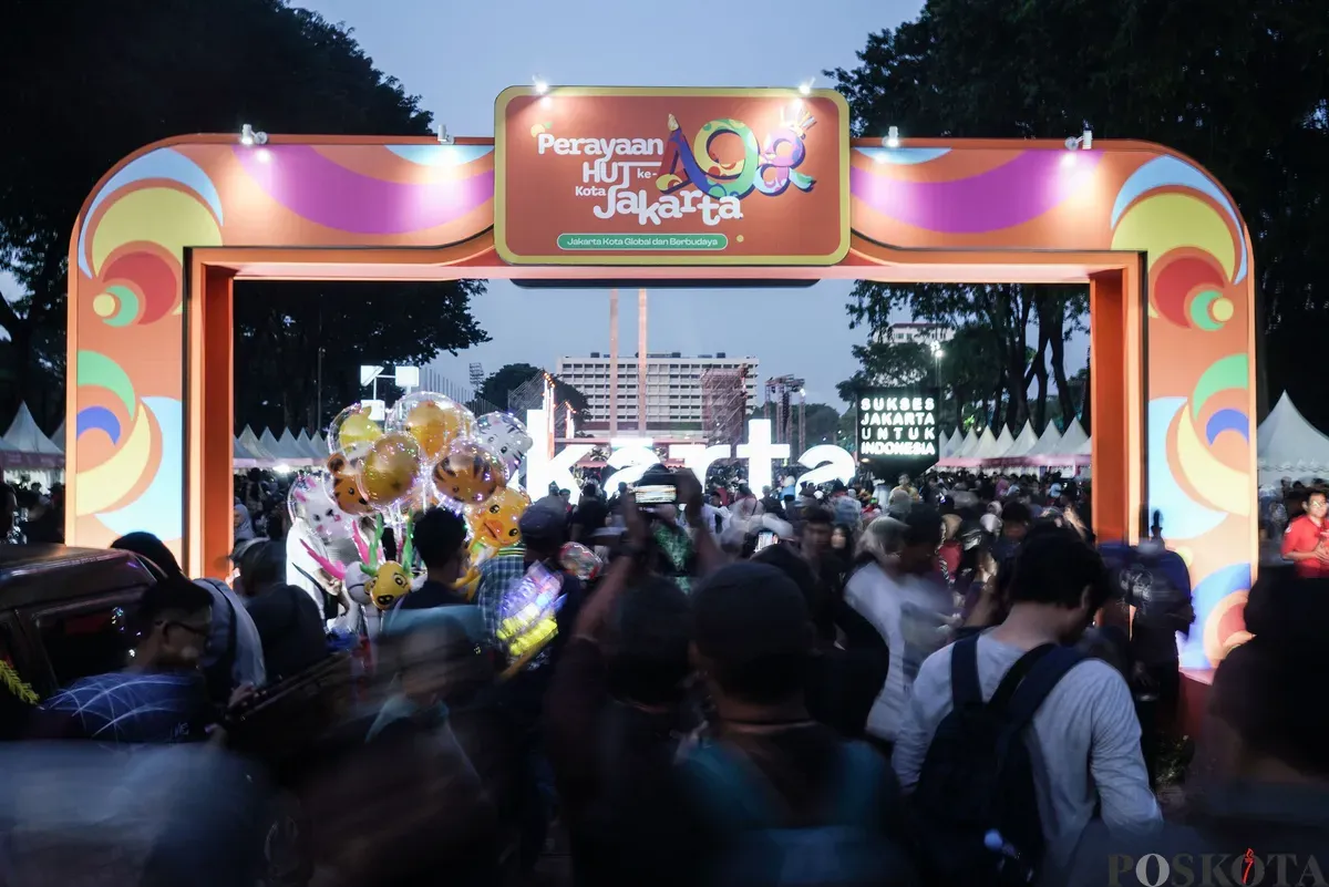 Warga memadati malam puncak HUT ke-498 Jakarta di Lapangan Banteng, Jakarta, Minggu, 22 Juni 2025. (Sumber: Poskota/Bilal Nugraha Ginanjar)