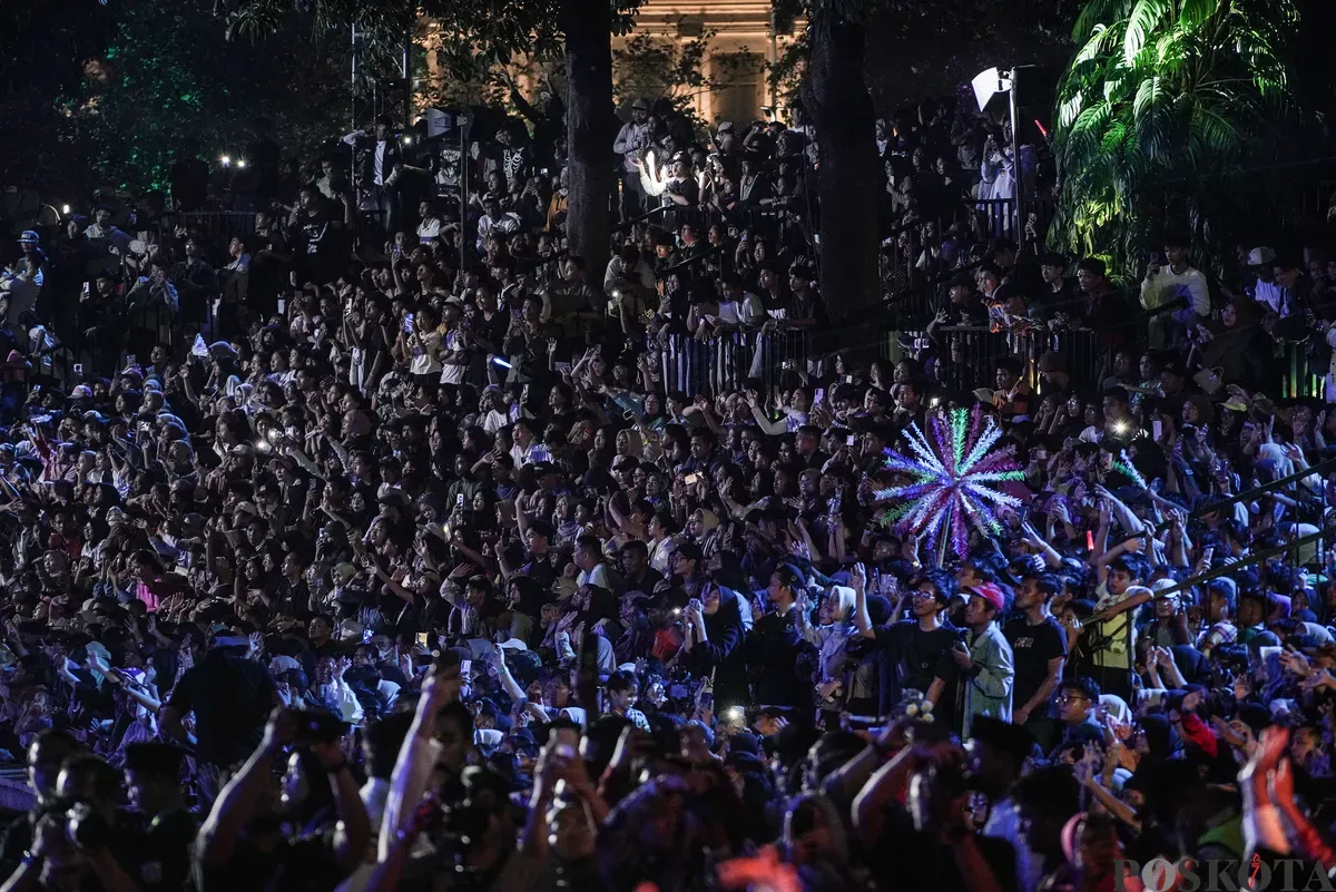 Warga memadati malam puncak HUT ke-498 Jakarta di Lapangan Banteng, Jakarta, Minggu, 22 Juni 2025. (Sumber: Poskota/Bilal Nugraha Ginanjar)