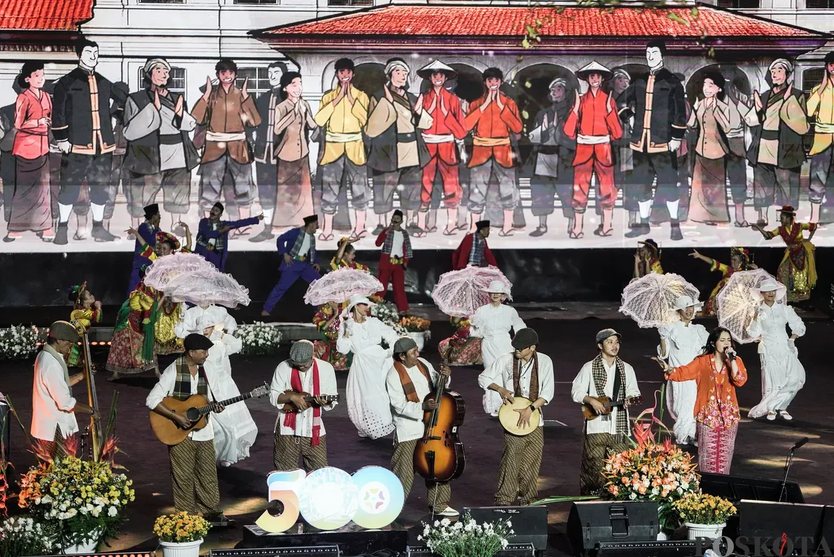 Penyanyi Juliette Angela (kanan)  tampil pada acara malam puncak HUT ke-498 Jakarta di Lapangan Banteng, Jakarta, Minggu, 22 Juni 2025. (Sumber: Poskota/Bilal Nugraha Ginanjar)