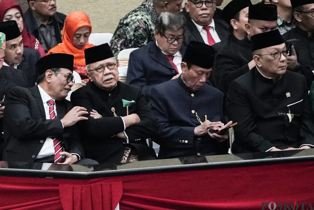 Mantan Gubernur DKI Jakarta, Djarot Saiful Hidayat, Fauzi Bowo dan Sutiyoso saat Rapat Paripurna HUT Jakarta di Ruang Rapat Paripurna DPRD, Gambir, Jakarta, 22 Juni 2025. (Sumber: Poskota/Bilal Nugraha Ginanjar)