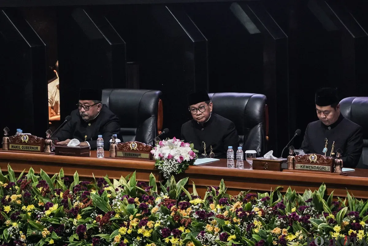 Gubernur Jakarta Pramono Anung bersama Wakil Gubernur Jakarta Rano Karno dan Dirjen Kependudukan dan Pencatatan Sipil Teguh Setyabudi saat Rapat Paripurna HUT Jakarta di Ruang Rapat Paripurna DPRD, Gambir, Jakarta, 22 Juni 2025. (Sumber: Poskota/Bilal Nugraha Ginanjar)
