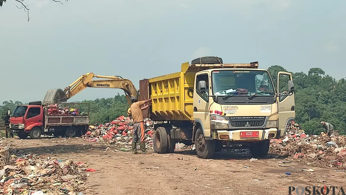 Kendaraan pengangkut sampah saat membuang sampah di TPA Bangkonol, Desa Bangkonol, Kecamatan Koroncong, Pandeglang. (Sumber: Poskota/Samsul Fatoni)