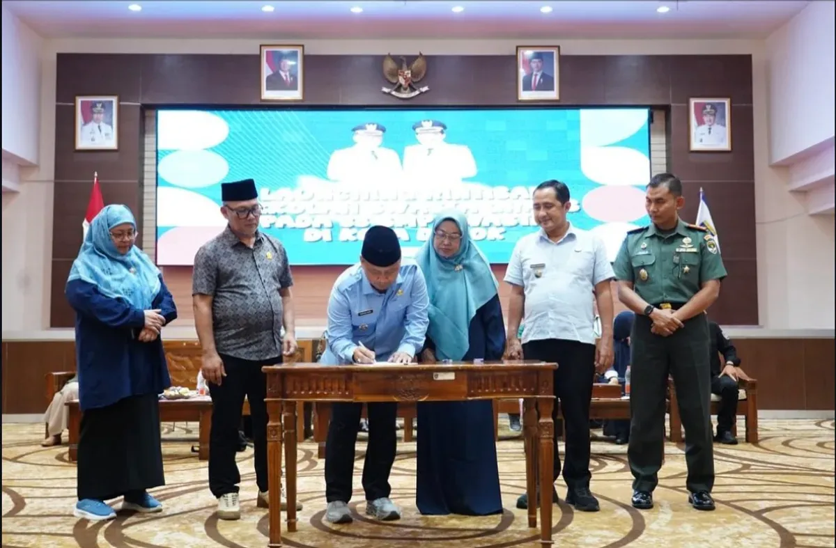 Wali Kota Depok Supian Suri beserta pejabat terkait meluncurkan Sekolah Swasta Gratis sekaligus MoU di Aula Baleka II, Balai Kota Depok, Selasa, 24 Juni 2025. (Sumber: Humas Pemkot Depok)