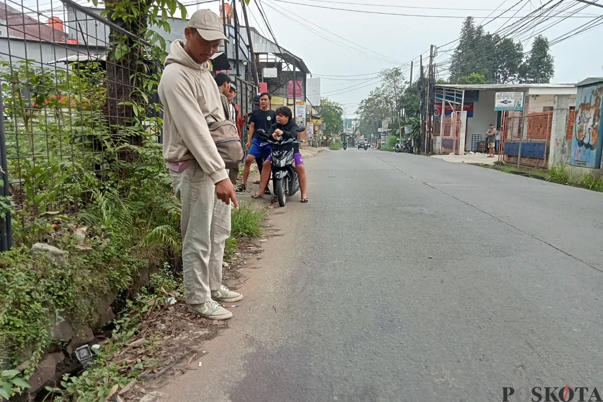 Warga menunjukkan bekas ceceran darah di TKP tawuran antar geng pemuda di Jalan Raya Kodau, Kecamatan Jatiasih, Kota Bekasi. (Sumber: POSKOTA | Foto: Nurpini Aulia Rapika)