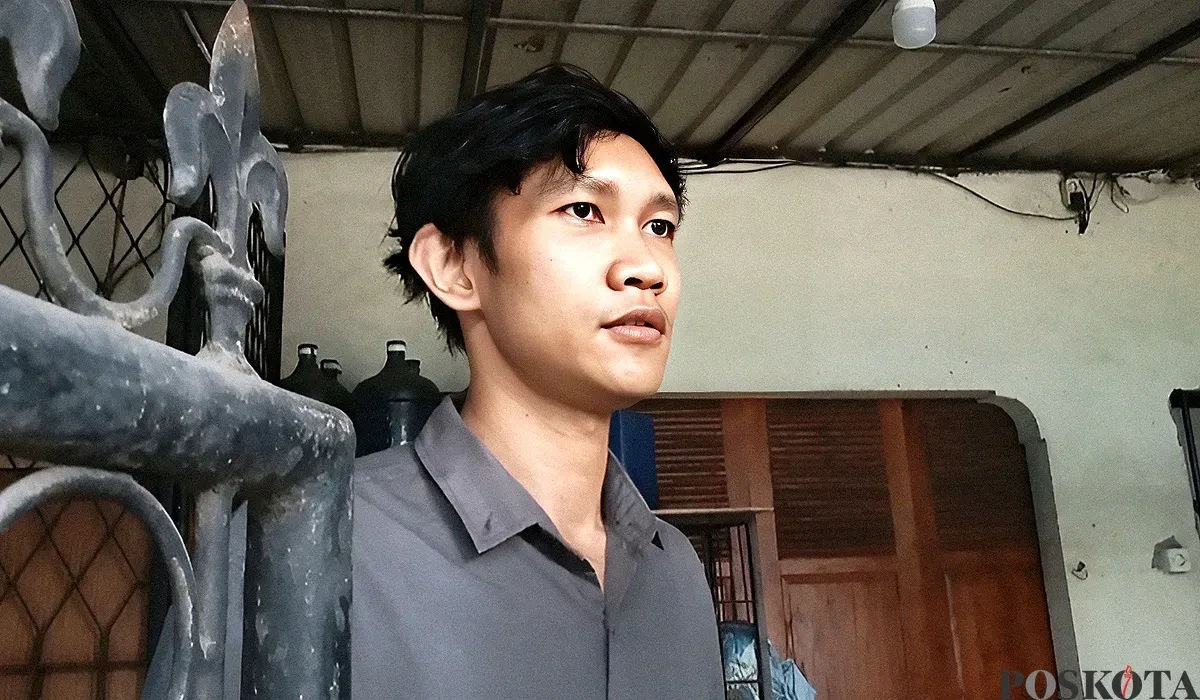 Najala Kurniawan, warga Jalan Raya Kodau, Kecamatan Jatiasih, Kota Bekasi, resah usai peristiwa tawuran berdarah yang menewaskan satu orang pada Rabu, 25 Juni 2025 dini hari. (Sumber: POSKOTA | Foto: Nurpini Aulia Rapika)