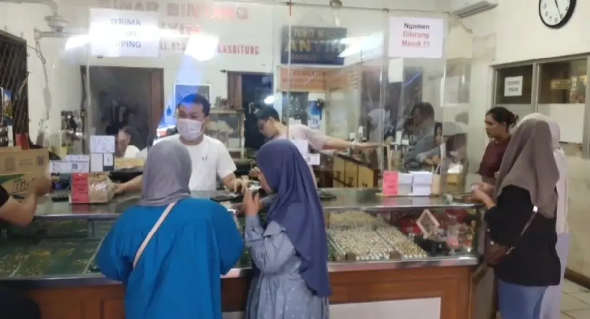 Sejumlah warga di Pasar Rangkasbitung, Lebak, saat hendak menjual perhiasan. (Sumber: Dok Warga)