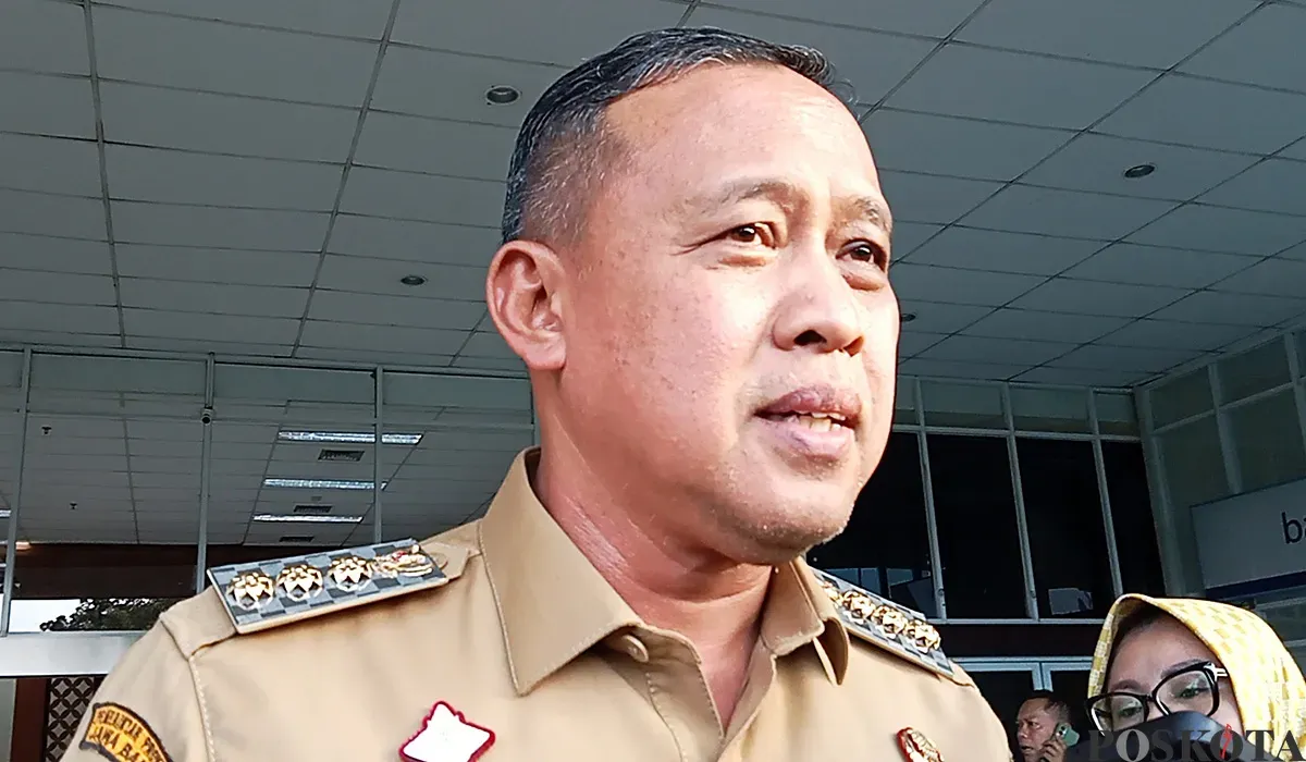Wali Kota Bekasi, Tri Adhianto berjanji akan memberikan apresiasi kepada anggota Damkar Kota Bekasi yang menerima aduan seorang ibu muda korban KDRT. (Sumber: POSKOTA | Foto: Nurpini Aulia Rapika)