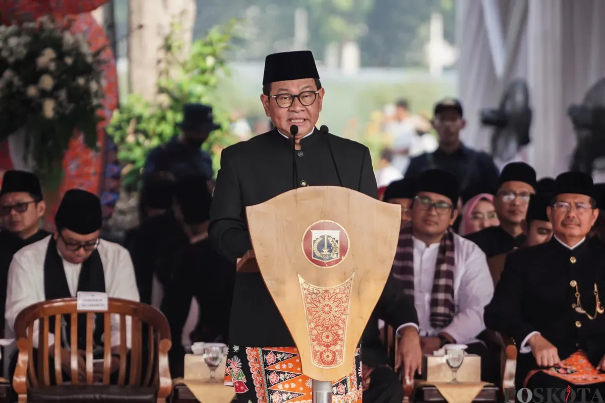 Gubernur DKI Jakarta Pramono Anung memberikan pidato saat upacara bendera di Monas, Jakarta Pusat, Minggu, 22 Juni 2025. (Sumber: Poskota/Bilal Nugraha Ginanjar)