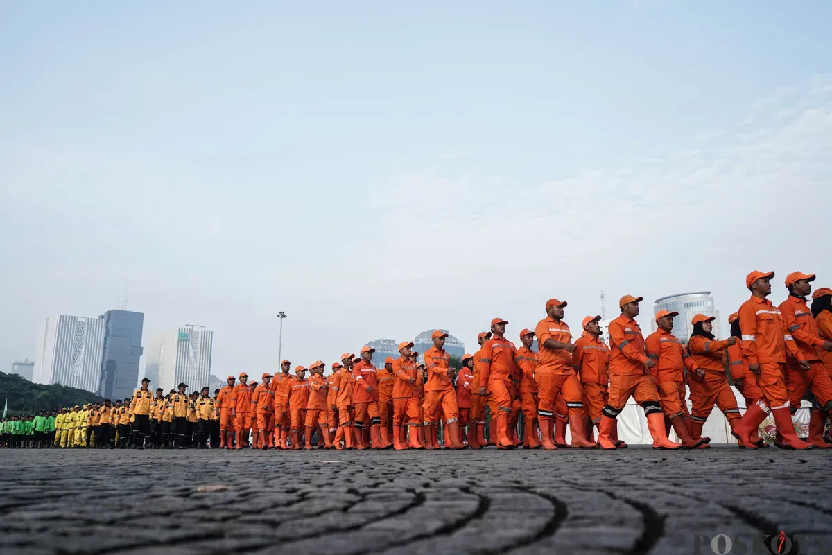 Gubernur DKI Jakarta Pramono Anung memberikan pidato saat upacara bendera di Monas, Jakarta Pusat, Minggu, 22 Juni 2025. (Sumber: Poskota/Bilal Nugraha Ginanjar)