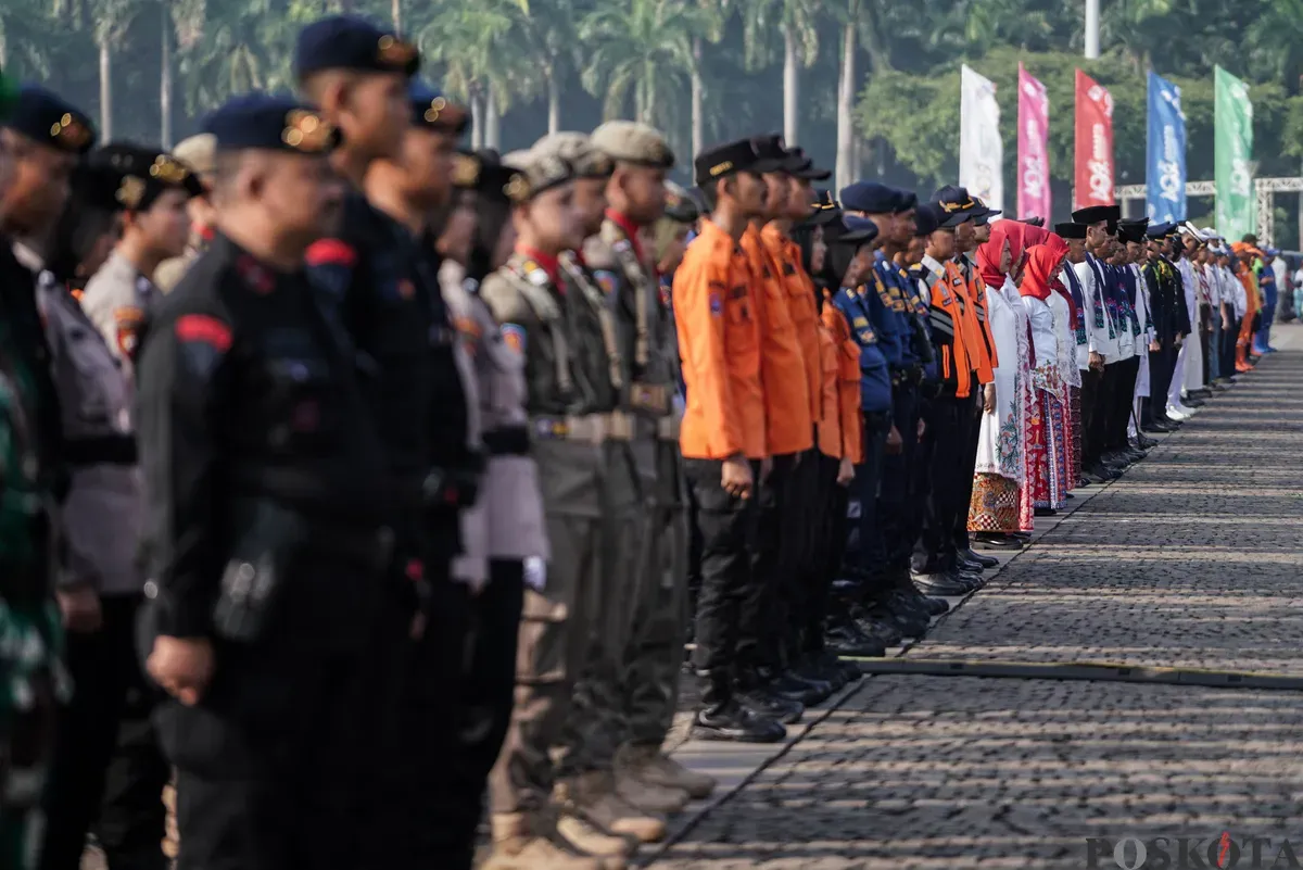 Gubernur DKI Jakarta Pramono Anung memberikan pidato saat upacara bendera di Monas, Jakarta Pusat, Minggu, 22 Juni 2025. (Sumber: Poskota/Bilal Nugraha Ginanjar)