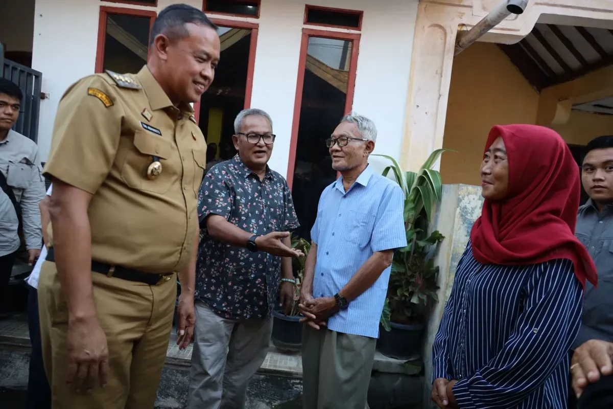 Wali Kota Bekasi, Tri Adhianto, mengunjungi Meilanie, 46 tahun, korban penganiayaan oleh anak kandungnya sendiri di Bekasi Timur. (Sumber: Protokol dan Komunikasi Pimpinan (Propokim) Pemkot Bekasi)