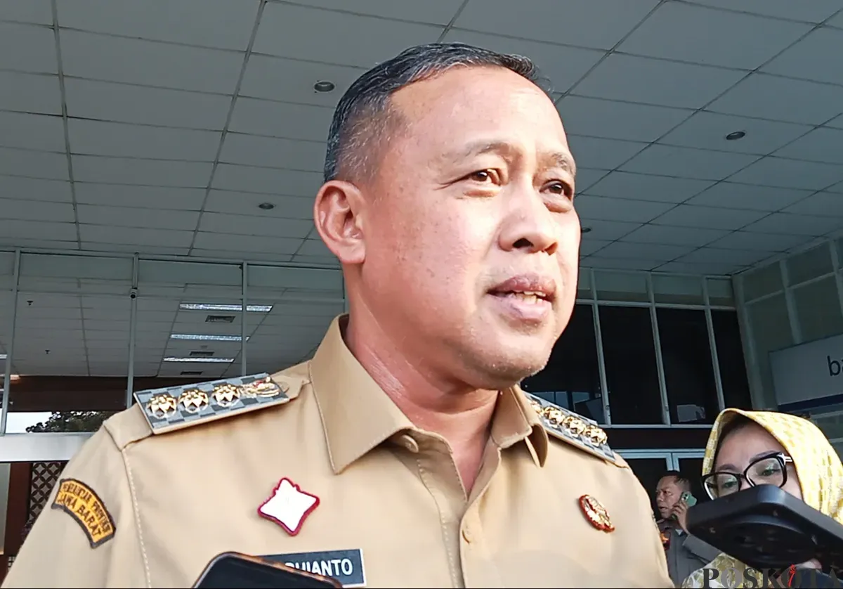 Wali Kota Bekasi, Tri Adhianto, meminta korban kekerasan untuk berani bersuara, setelah kasus ibu dianiaya anak kandung viral di media sosial. (Sumber: Poskota/Nurpini Aulia Rapika)