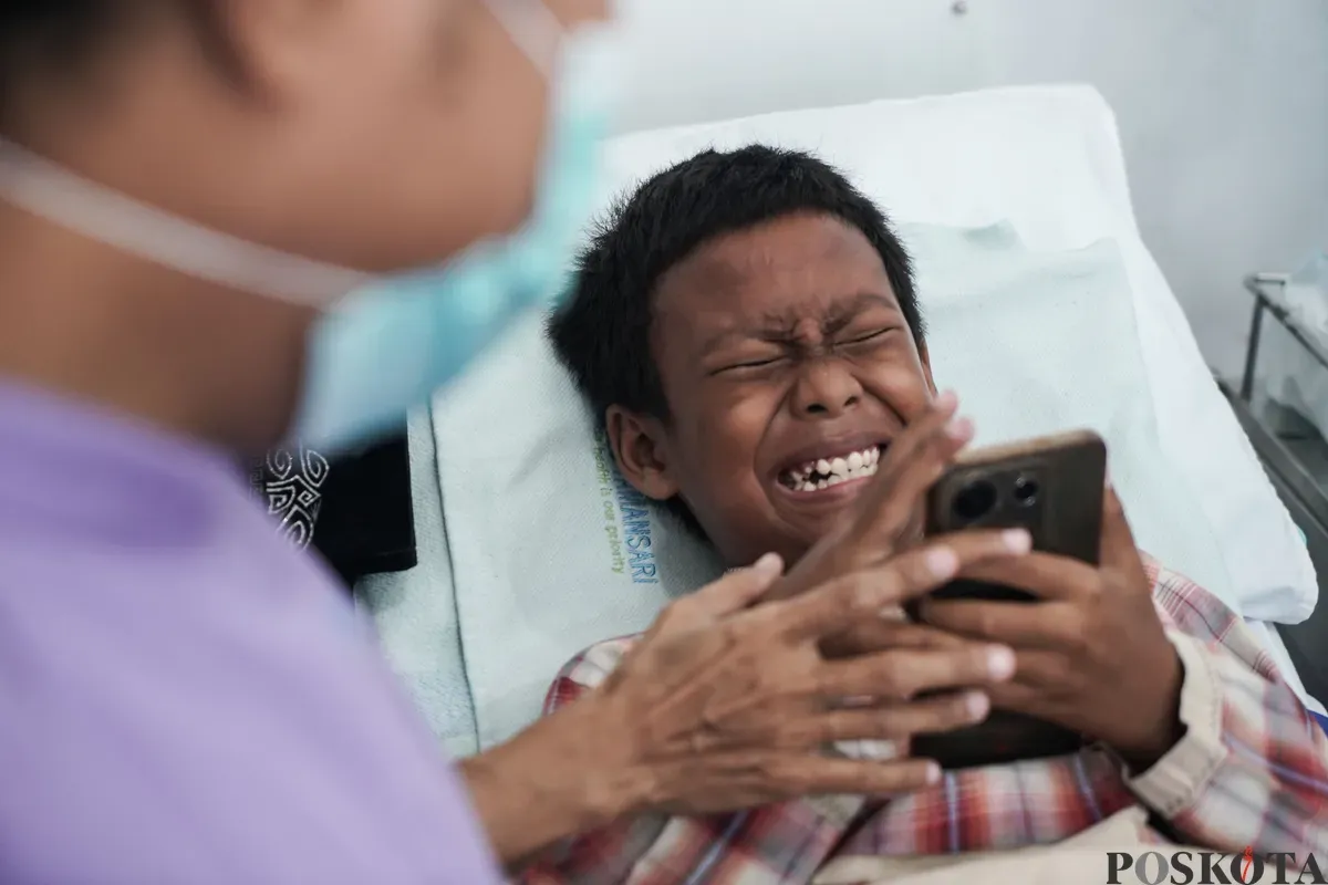 Ekspresi wajah peserta sunatan massal gratis di RSUD Tamansari, Jakarta Barat, Kamis, 26 Juni 2025. (Sumber: Poskota/Bilal Nugraha Ginanjar)