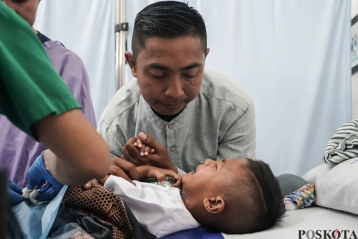Orangtua peserta mendampingi anaknya melakukan sunat pada sunatan massal gratis di RSUD Tamansari, Jakarta Barat, Kamis, 26 Juni 2025. (Sumber: Poskota/Bilal Nugraha Ginanjar)