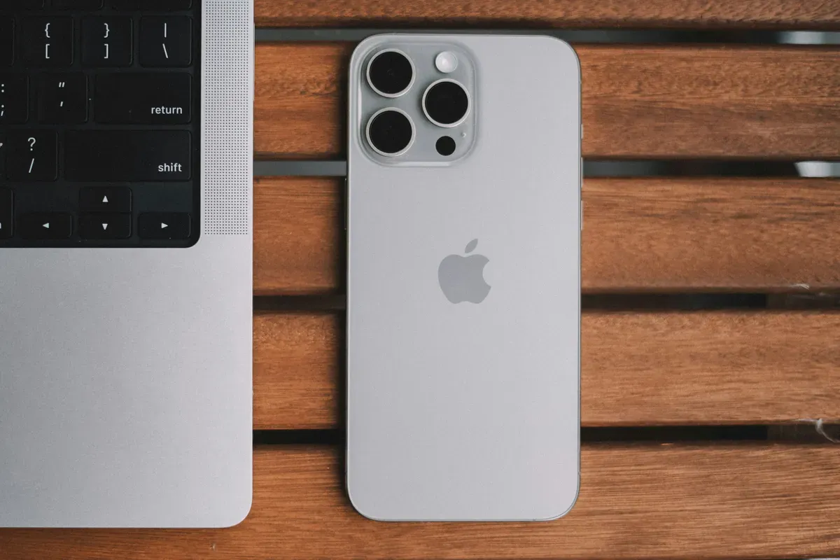 Spesifikasi iPhone 15 Pro Max yang Digunakan untuk Syuting Film 28 Years Later (Sumber: Unsplash/Lala Azizli)