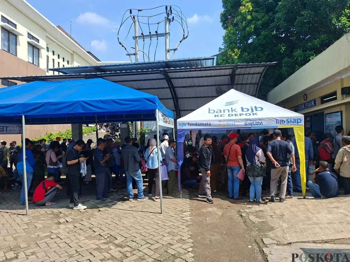 Antrean panjang wajib pajak yang membludak detik-detik hari terakhir program pemutihan pajak kendaraan bermotor di Samsat Depok. (Sumber: Poskota/Angga Pahlevi)