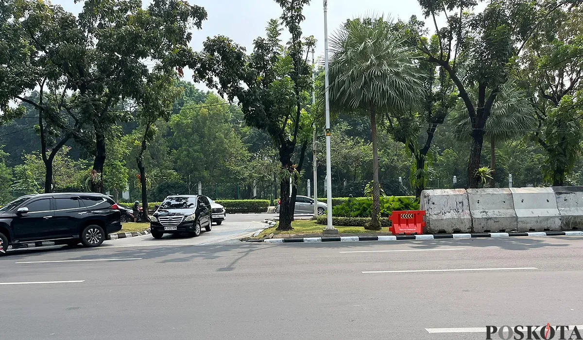 Barrier beton di putaran balik depan Balai Kota DKI Jakarta yang menghalangi pandangan pengendara yang akan putar balik, Kamis 26 Juni 2025. (Sumber: POSKOTA | Foto: M Tegar Jihad)