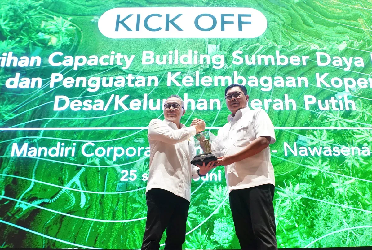 Direktur Utama Bank Mandiri Darmawan Junaidi di sela kick-off Pelatihan Capacity Building Sumber Daya Manusia dan Penguatan bersama Menko Pangan sekaligus Ketua Satgas KDKMP Zulkifli Hasan (Sumber: Dok. Bank Mandiri)