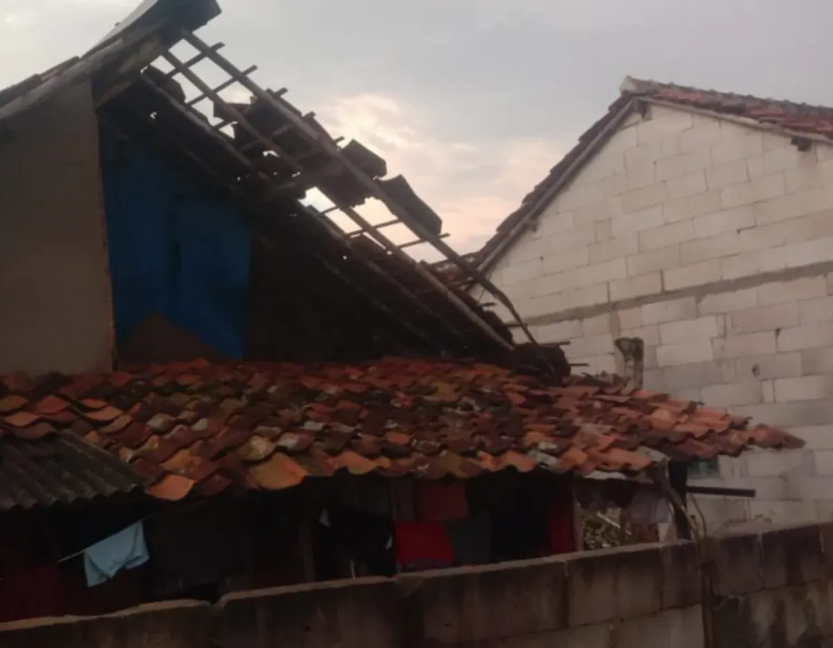 Salah satu rumah warga yang rusak setelah diterjang angin kencang di Desa Karacak, Kecamatan Leuwiliang, Kabupaten Bogor, pada Rabu, 25 Juni 2025. (Sumber: Dok BPBD Kabupaten Bogor)