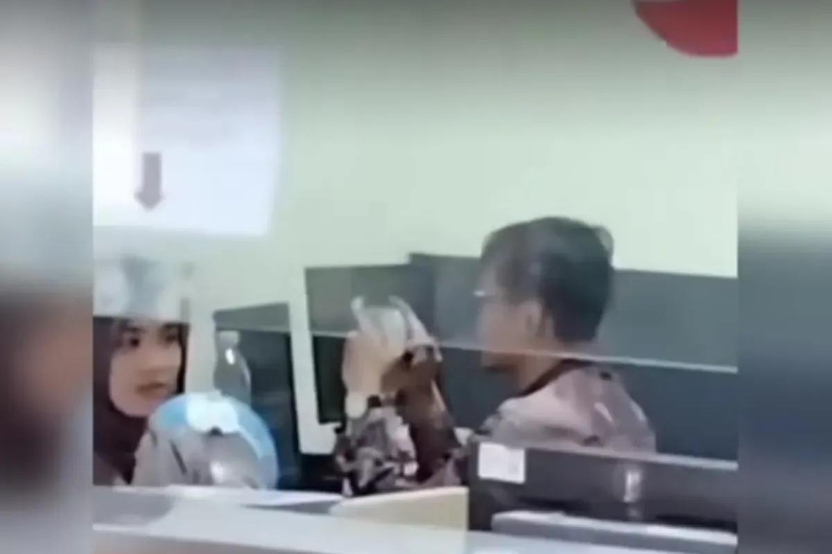 Seorang petugas Samsat di daerah Banten diduga main game online saat terjadi antrean panjang masyarakat. (Sumber: X/@heraloebss)