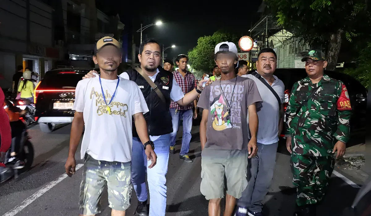 Petugas gabungan dari Polisi, TNI dan Satpol PP menertibkan jukir liar di kawasan Grogol Petamburan pada Rabu, 25 Juni 2025. (Sumber: Dok Polsek Gropet)