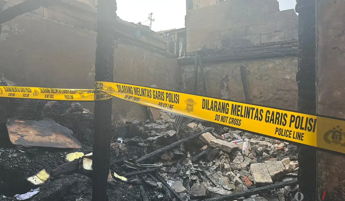 Kondisi bangunan yang terbakar di permukiman padat penduduk di Kembangan 10, Kwitang, Jakarta Pusat, Kamis, 26 Juni 2025 siang. (Sumber: POSKOTA | Foto: M Tegar Jihad)