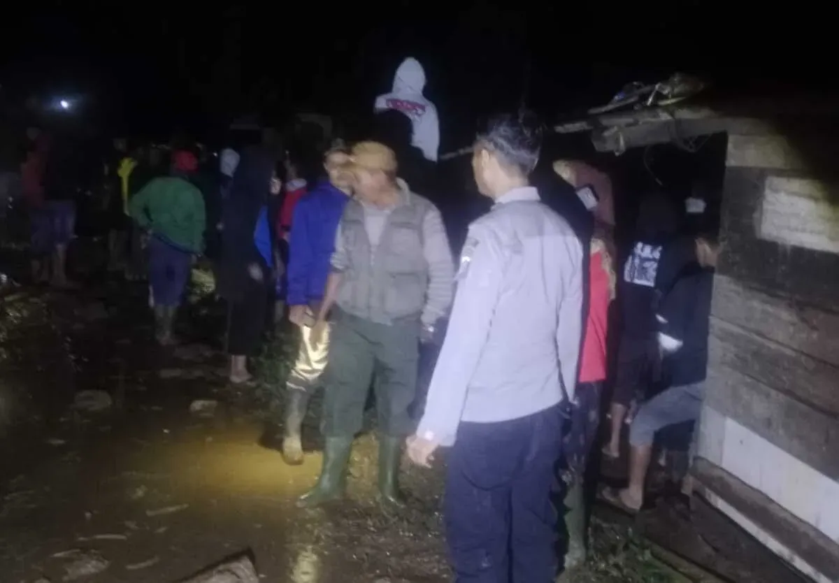 Petugas dan warga bahu membahu melakukan evakuasi korban longsor di Kampung Kiara Rambay, Desa Girimukti, Kecamatan Cisewu, Garut, Rabu 25 Juni 2025, malam. (Sumber: Humas Polres Garut)