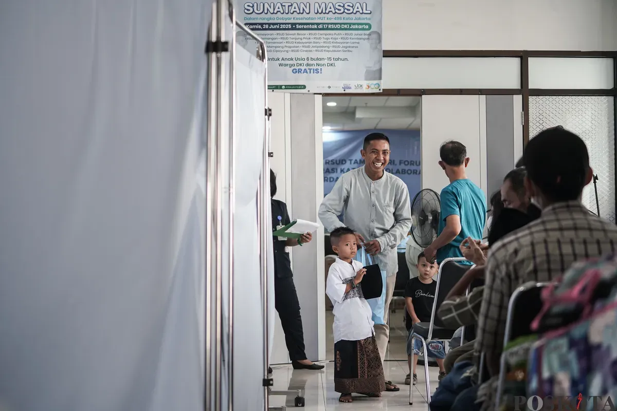 Peserta berjalan keluar setelah melakukan sunat pada sunatan massal gratis di RSUD Tamansari, Jakarta Barat, Kamis, 26 Juni 2025. (Sumber: Poskota/Bilal Nugraha Ginanjar)