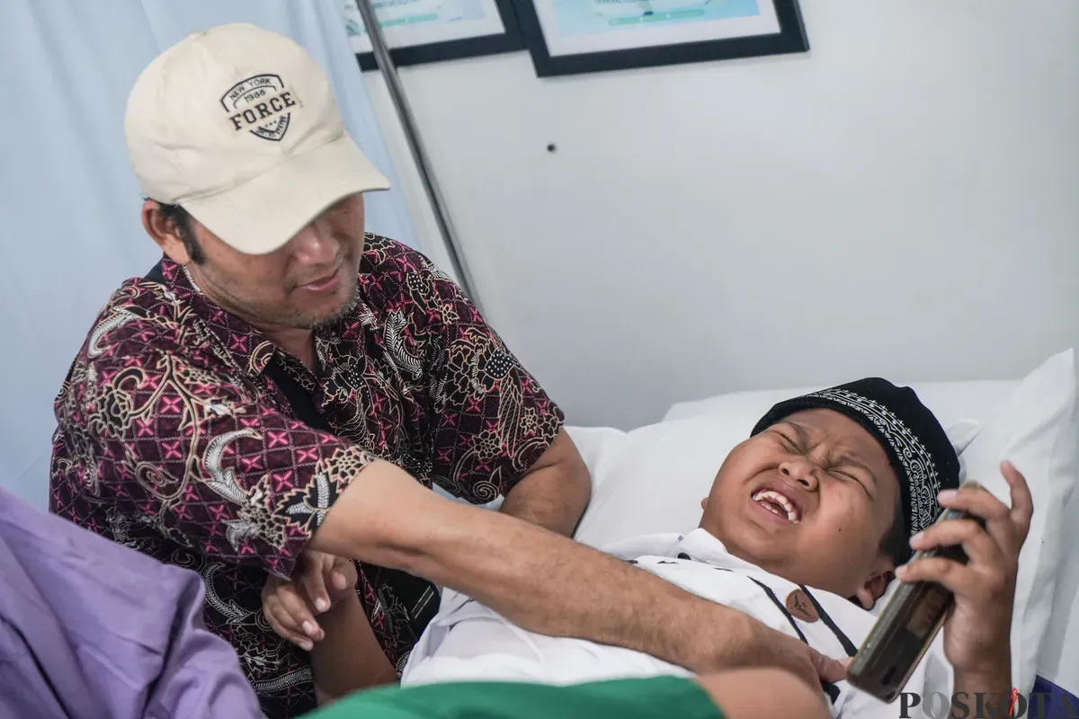Ekspresi wajah peserta sunatan massal gratis di RSUD Tamansari, Jakarta Barat, Kamis, 26 Juni 2025. (Sumber: Poskota/Bilal Nugraha Ginanjar)